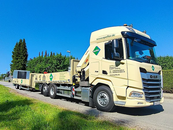 Unseren epoflor LKW mit Ladekran und Anhänger mieten